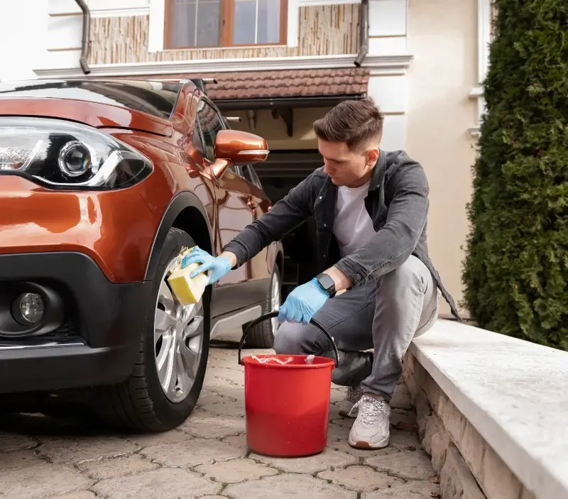 Lavage auto à domicile Momuy : professionnel intervenant sur un véhicule